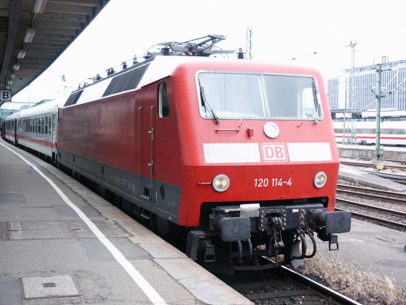 120 114-4 am 27. Mai 2003, Stuttgart-Hauptbahnhof